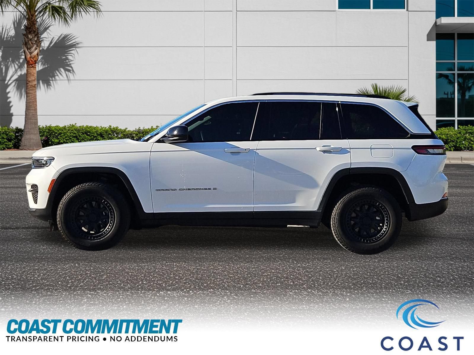 Used 2023 Jeep Grand Cherokee Laredo AWD/4WD image 9