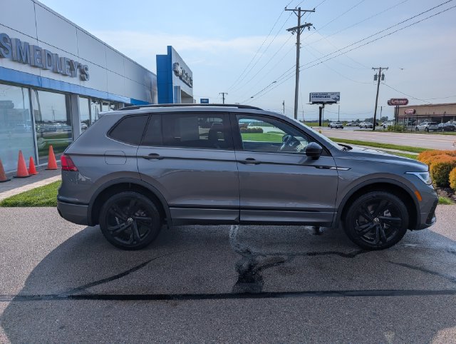 Used 2024 Volkswagen Tiguan SE R-Line AWD/4WD image 2