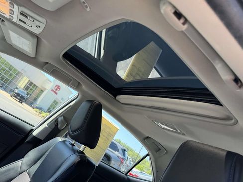 Used 2018 Toyota Corolla SE w/ SE Premium Package FWD image 19