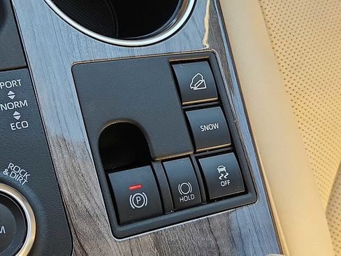 Used 2024 Toyota Highlander Limited image 25