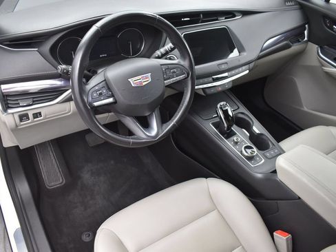 Used 2021 Cadillac XT4 Luxury w/ Driver Awareness Package FWD image 11