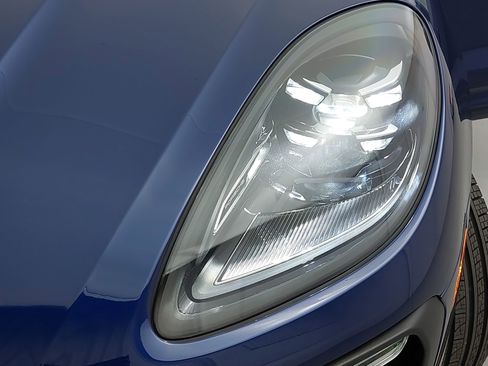 Used 2025 Porsche Macan image 32