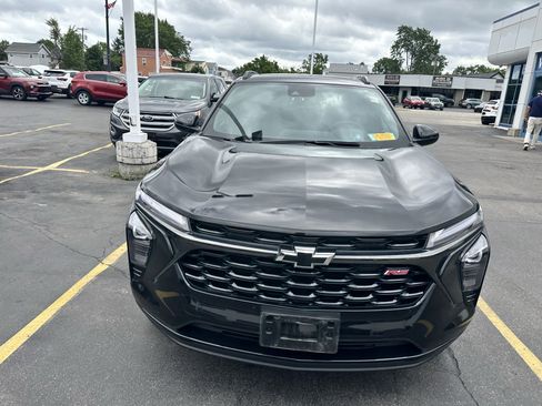 Used 2024 Chevrolet Trax RS w/ Sunroof Package FWD image 2