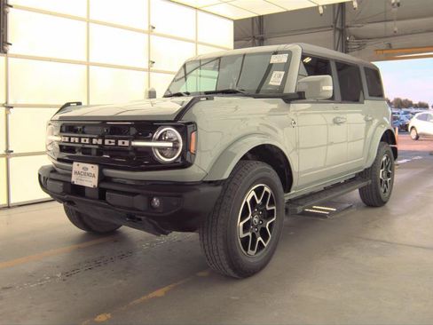 Used 2023 Ford Bronco Outer Banks image 2