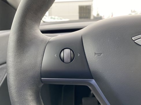 Used 2022 Tesla Model Y Long Range image 19