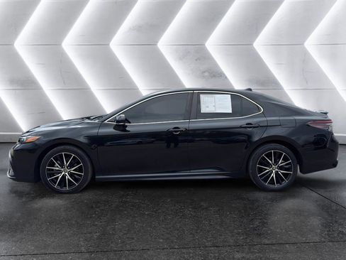 Used 2023 Toyota Camry SE image 4