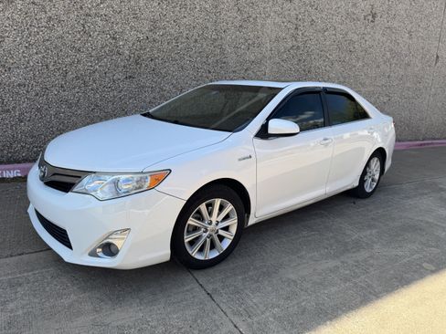 Used 2012 Toyota Camry XLE w/ Leather Pkg image 2