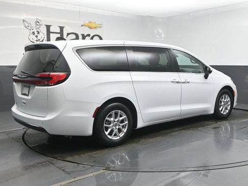 Used 2023 Chrysler Pacifica Touring-L FWD image 49
