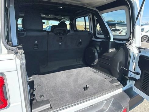 Used 2022 Jeep Wrangler Unlimited Sahara w/ LED Lighting Group AWD/4WD image 15