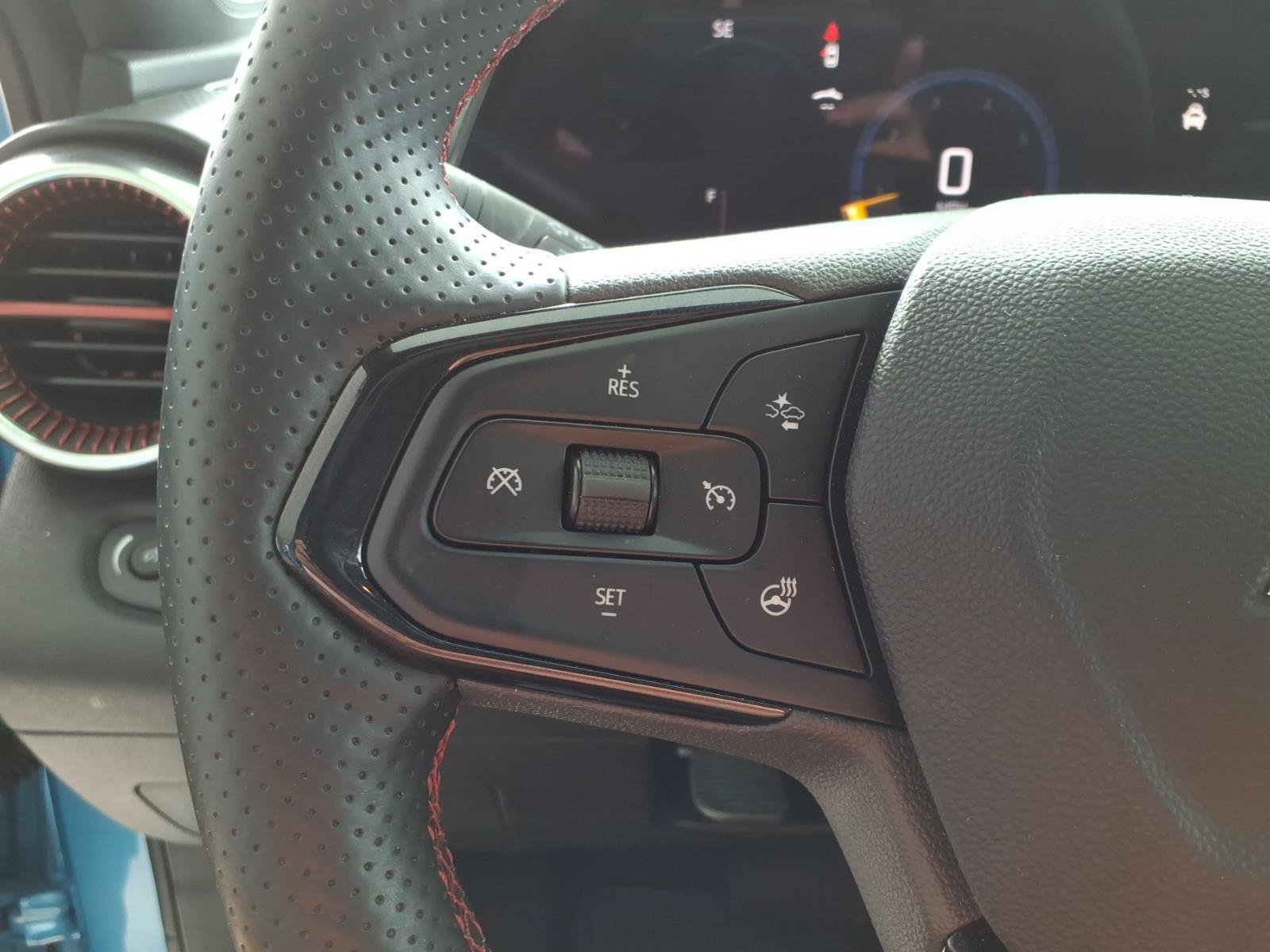 Used 2025 Chevrolet Trax RS w/ Sunroof Package FWD image 14