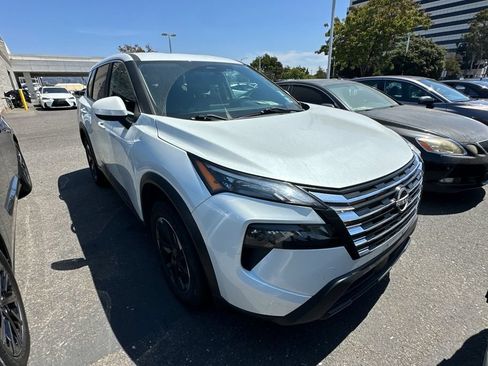 Used 2024 Nissan Rogue SV AWD/4WD image 2