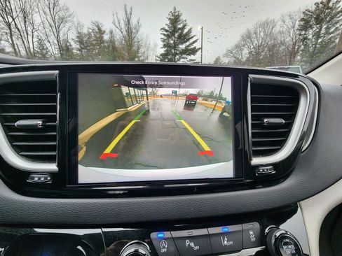 Used 2023 Chrysler Pacifica Touring-L image 32