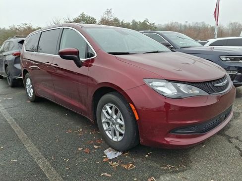Used 2023 Chrysler Voyager LX image 3