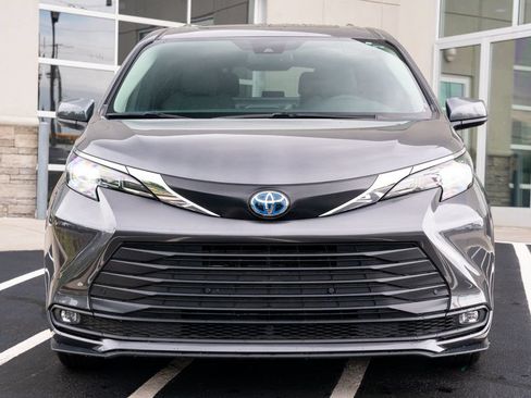Used 2025 Toyota Sienna XLE FWD image 4