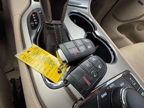 Used 2016 Jeep Grand Cherokee Overland w/ Advanced Technology Group image 21