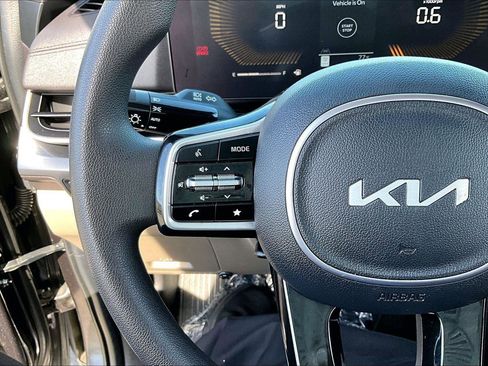 Used 2025 Kia Carnival LX image 16