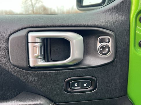 Used 2019 Jeep Wrangler Unlimited Sahara w/ Cold Weather Group image 13