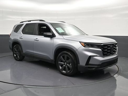Used 2025 Honda Pilot Sport image 5