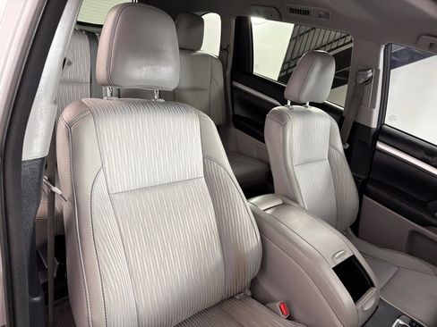 Used 2017 Toyota Highlander Plus FWD image 21