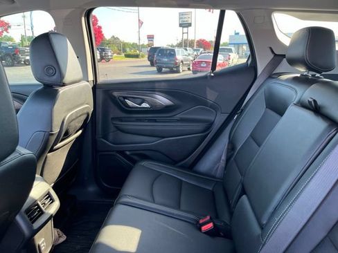 Used 2024 GMC Terrain SLT w/ Infotainment Package II FWD image 10