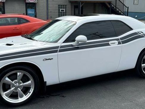 Used 2010 Dodge Challenger R/T RWD image 1