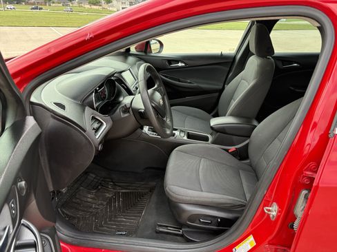 Used 2018 Chevrolet Cruze LT w/ Convenience Package FWD image 8