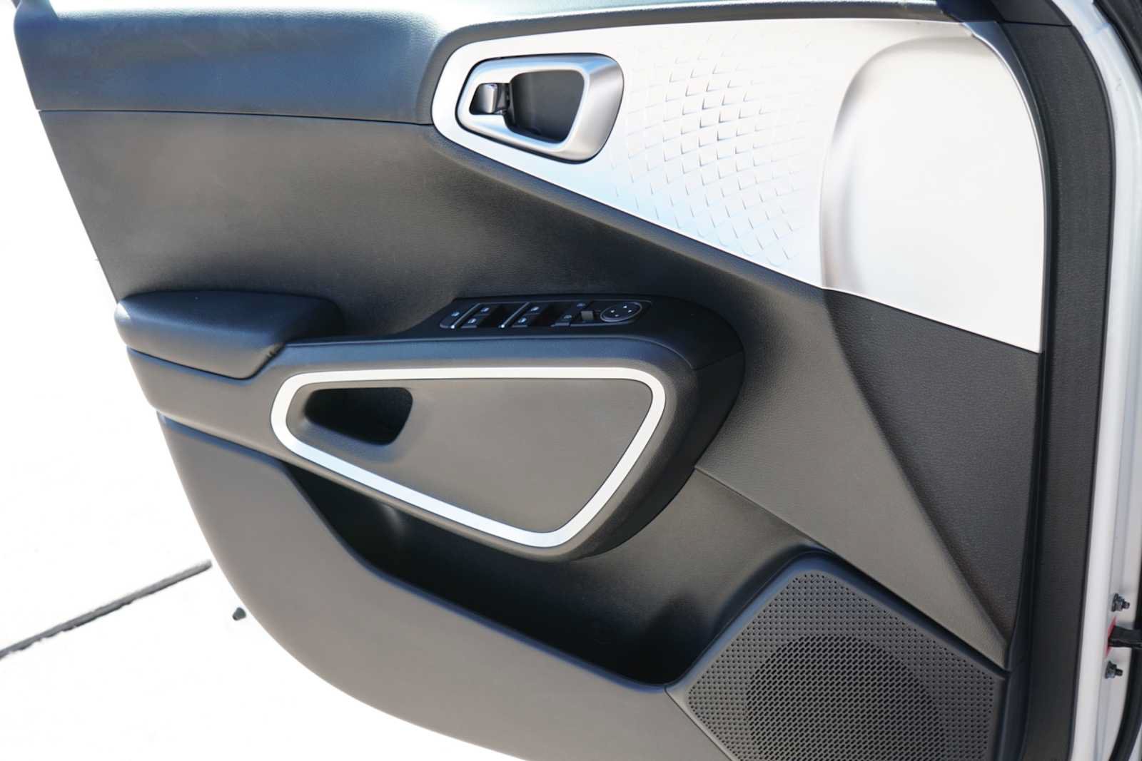 Used 2025 Kia Soul LX w/ LX Technology Package FWD image 15