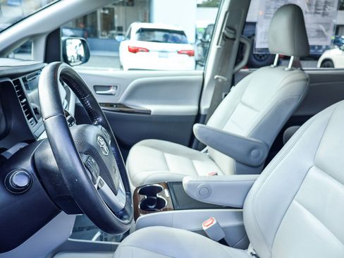 Used 2015 Toyota Sienna XLE Premium FWD image 15