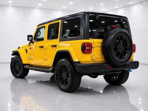 Used 2022 Jeep Wrangler Unlimited Sahara w/ Cold Weather Group AWD/4WD image 3