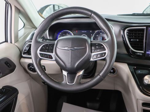 Used 2023 Chrysler Pacifica Touring-L FWD image 12
