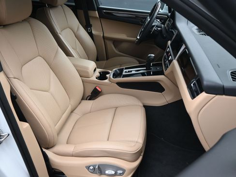 Certified 2025 Porsche Macan image 11