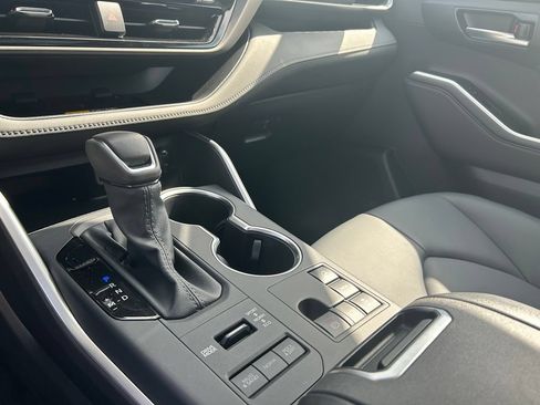 Used 2026 Toyota Highlander XLE AWD/4WD image 24