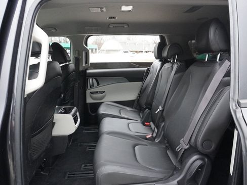 Used 2022 Kia Carnival LX image 36