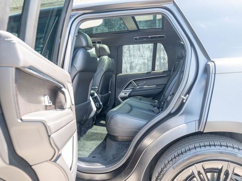 Used 2025 Land Rover Range Rover SE AWD/4WD image 32