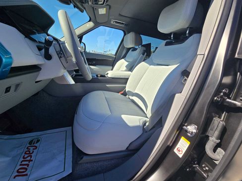 Used 2025 Land Rover Range Rover SV image 28