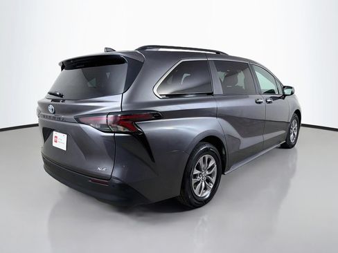Used 2025 Toyota Sienna XLE FWD image 6