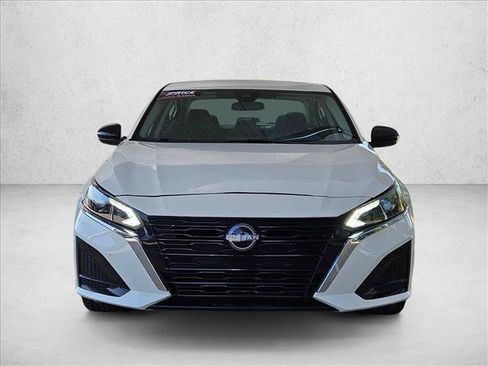 Used 2025 Nissan Altima 2.5 SV FWD image 2