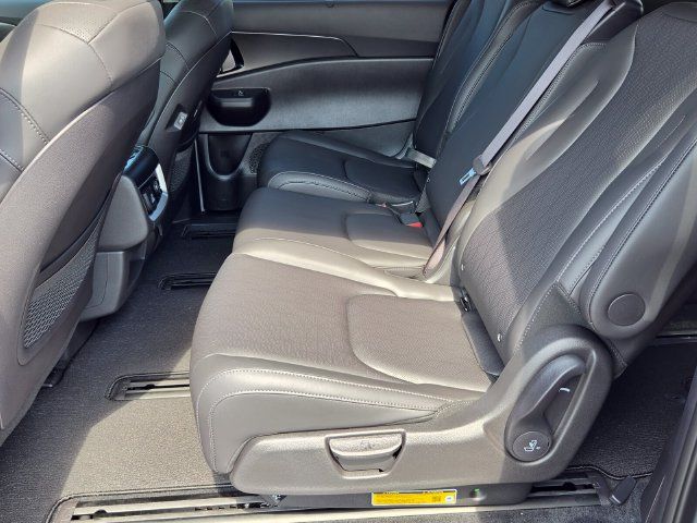 Certified 2026 Kia Carnival Hybrid FWD image 11