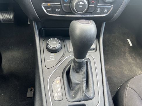 Used 2020 Jeep Cherokee Latitude image 18