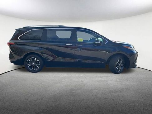 Used 2025 Toyota Sienna Platinum image 14