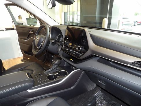 Used 2024 Toyota Highlander XLE AWD/4WD image 13