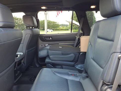 Used 2025 Toyota Sequoia Platinum AWD/4WD image 7