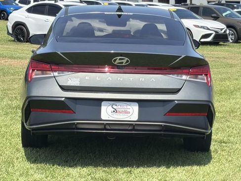 Used 2024 Hyundai Elantra SEL w/ Convenience Package FWD image 8