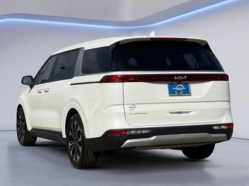 Used 2024 Kia Carnival EX FWD image 6