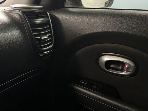 Used 2016 Kia Soul FWD image 16