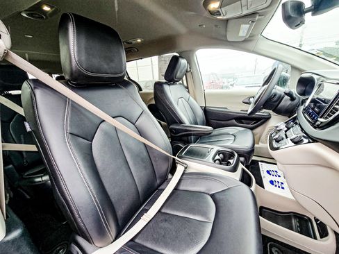 Used 2024 Chrysler Pacifica Touring-L image 15