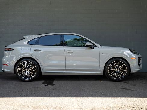 Used 2025 Porsche Cayenne Turbo AWD/4WD image 32