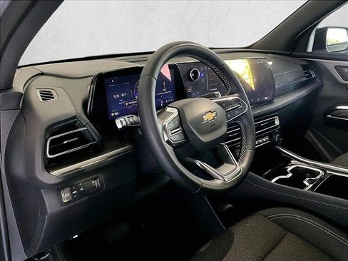 Used 2025 Chevrolet Traverse LT FWD image 14