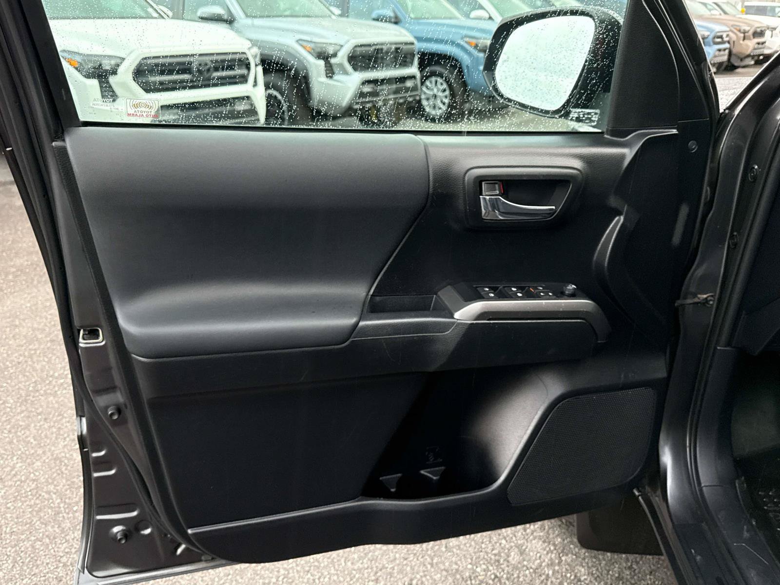 Used 2019 Toyota Tacoma TRD Off-Road w/ Technology Package AWD/4WD image 13