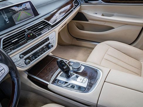 Used 2019 BMW 740i RWD image 25